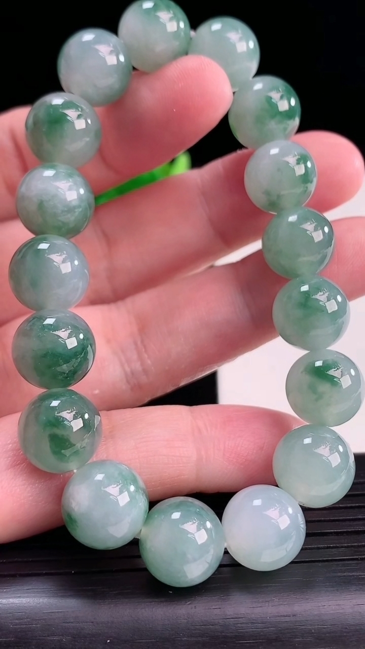 天然A货翡翠飘花圆珠手串，尺寸11.6-17颗重量:49.13g4月13日
工厂直销收藏佳品,种好水足，色泽均匀，有种有色，上手高大气！