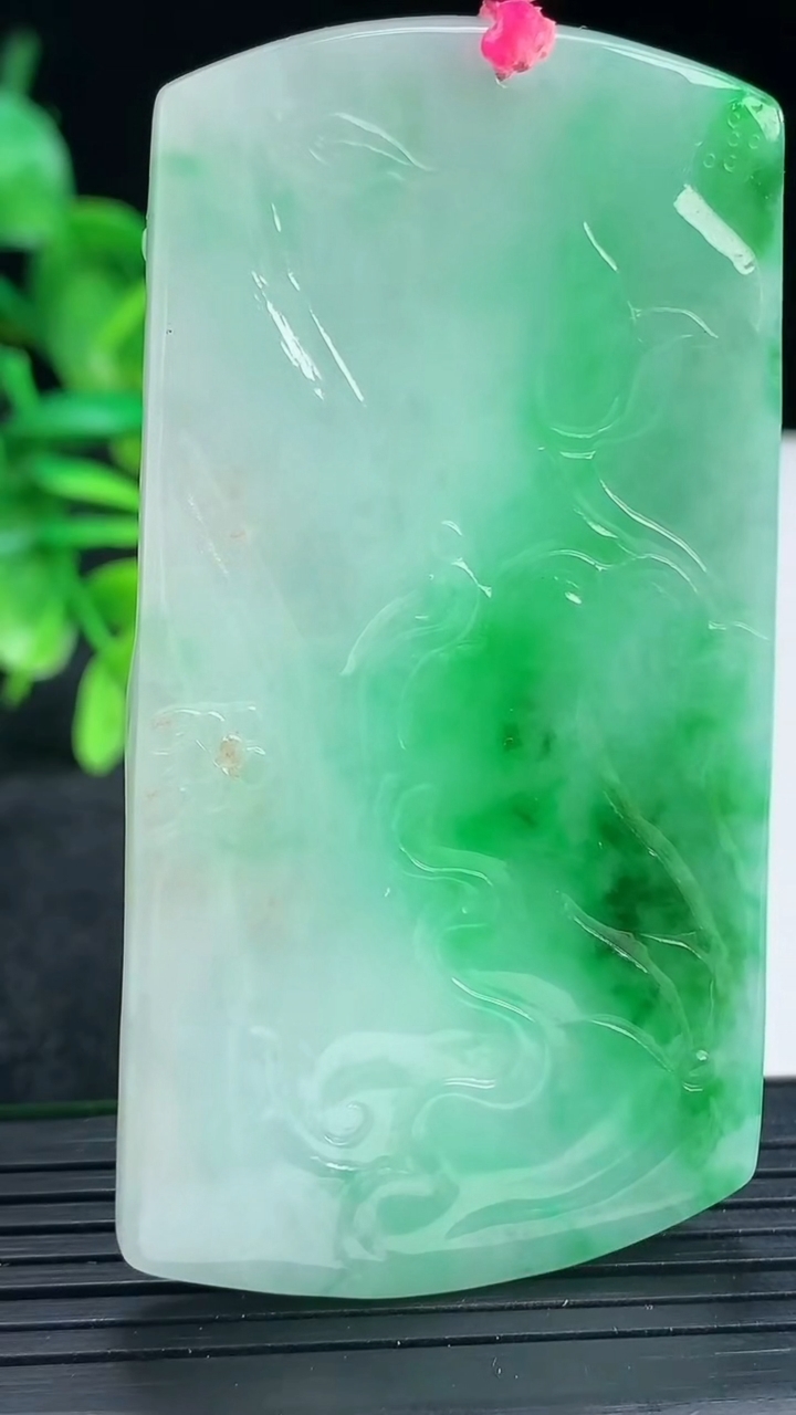 天然A货翡翠佛头吊坠尺寸72.6-39.4-5.5重量:39.13g
4月13日