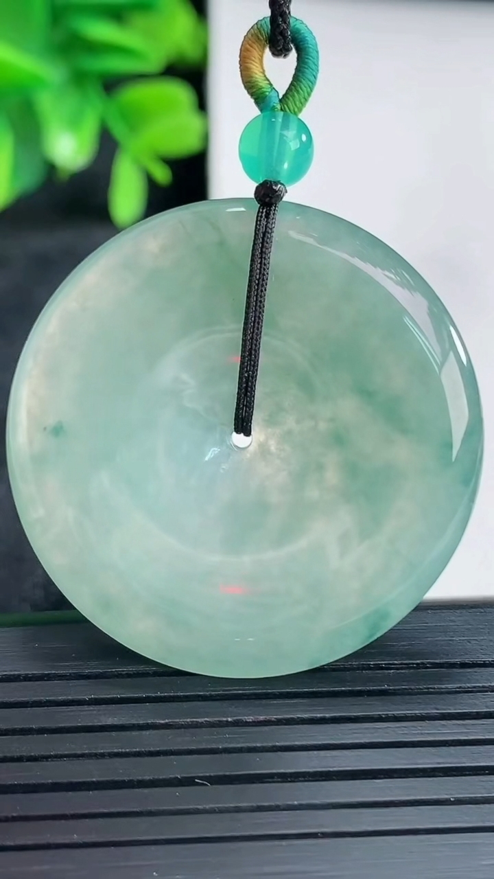 天然A货翡翠飘花平安扣吊坠尺寸37.1-5.4重量:16.82g
4月13日