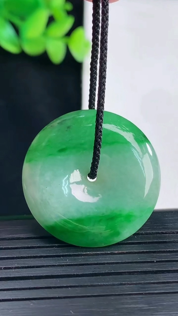 天然A货翡翠平安扣吊坠，尺寸29.6-6重量:10.57g
4月13日