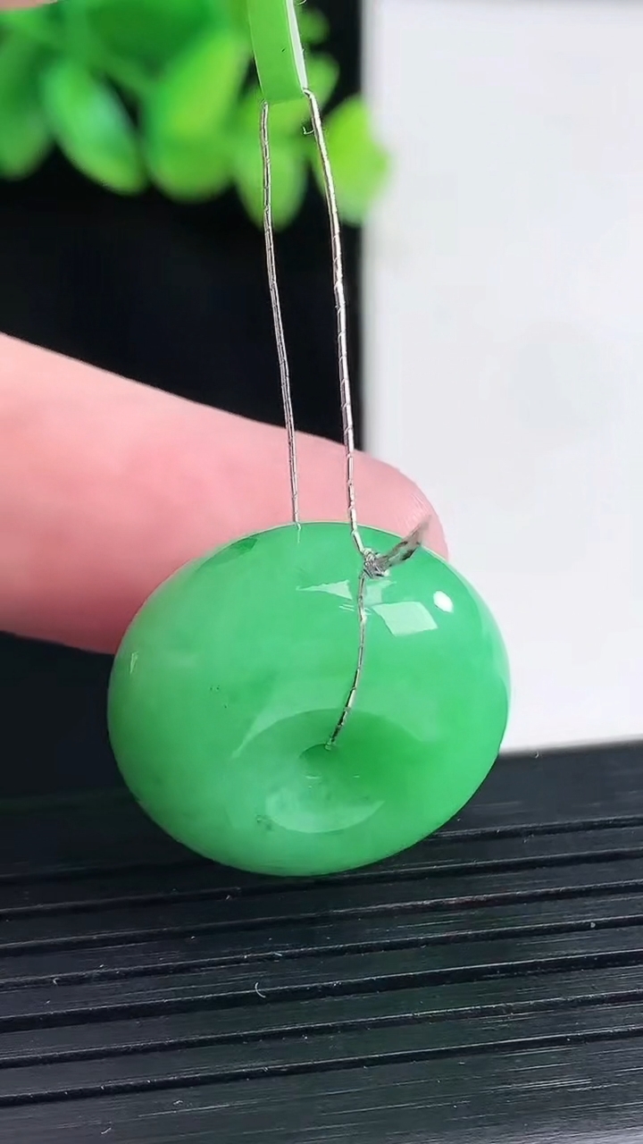 天然A货翡翠路路通吊坠，尺寸22-11.5重量:11.26g
4月13日