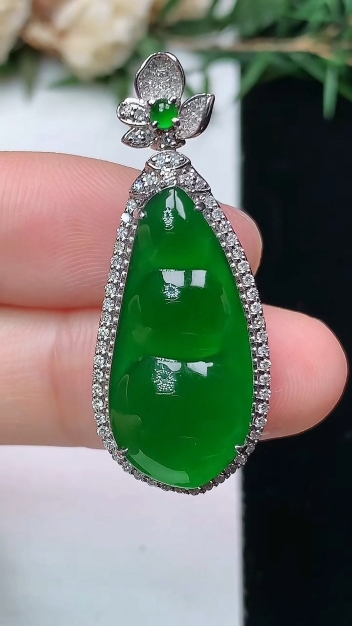 天然A货翡翠福豆吊坠，尺寸35.2-14.5-9.3，裸石23.4-11.4，重量:4.81g
4月13日，重量:4.81g