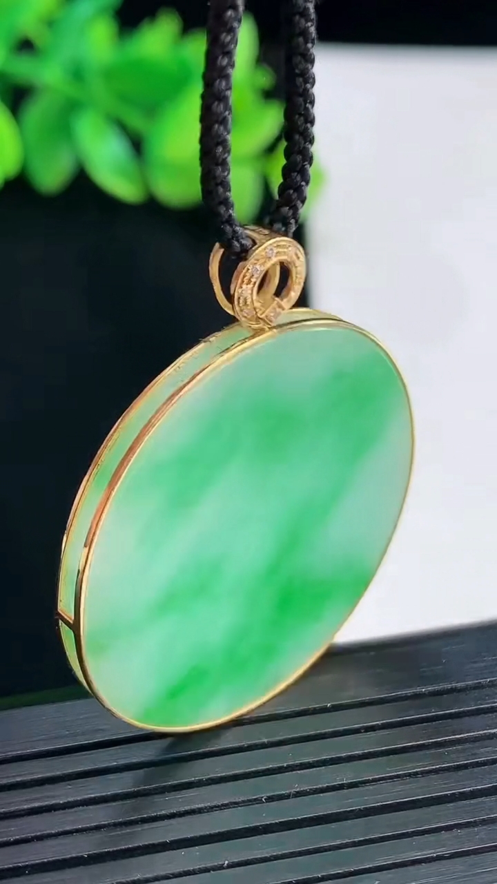 天然A货翡翠无事牌吊坠，尺寸41-34-3，裸石33.5重量:9.09g
4月13日