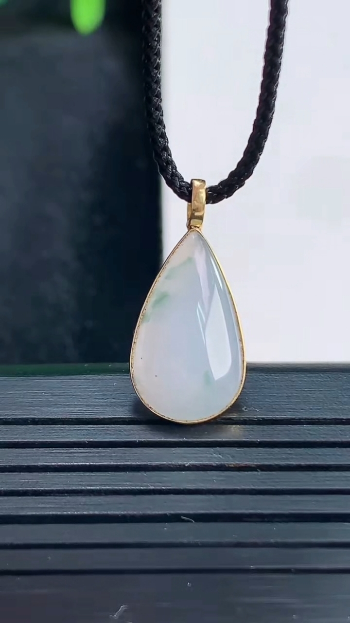 天然A货翡翠18K金紫罗兰飘花水滴吊坠尺寸21.3-9.9-3.4重量:1.17g
4月13日