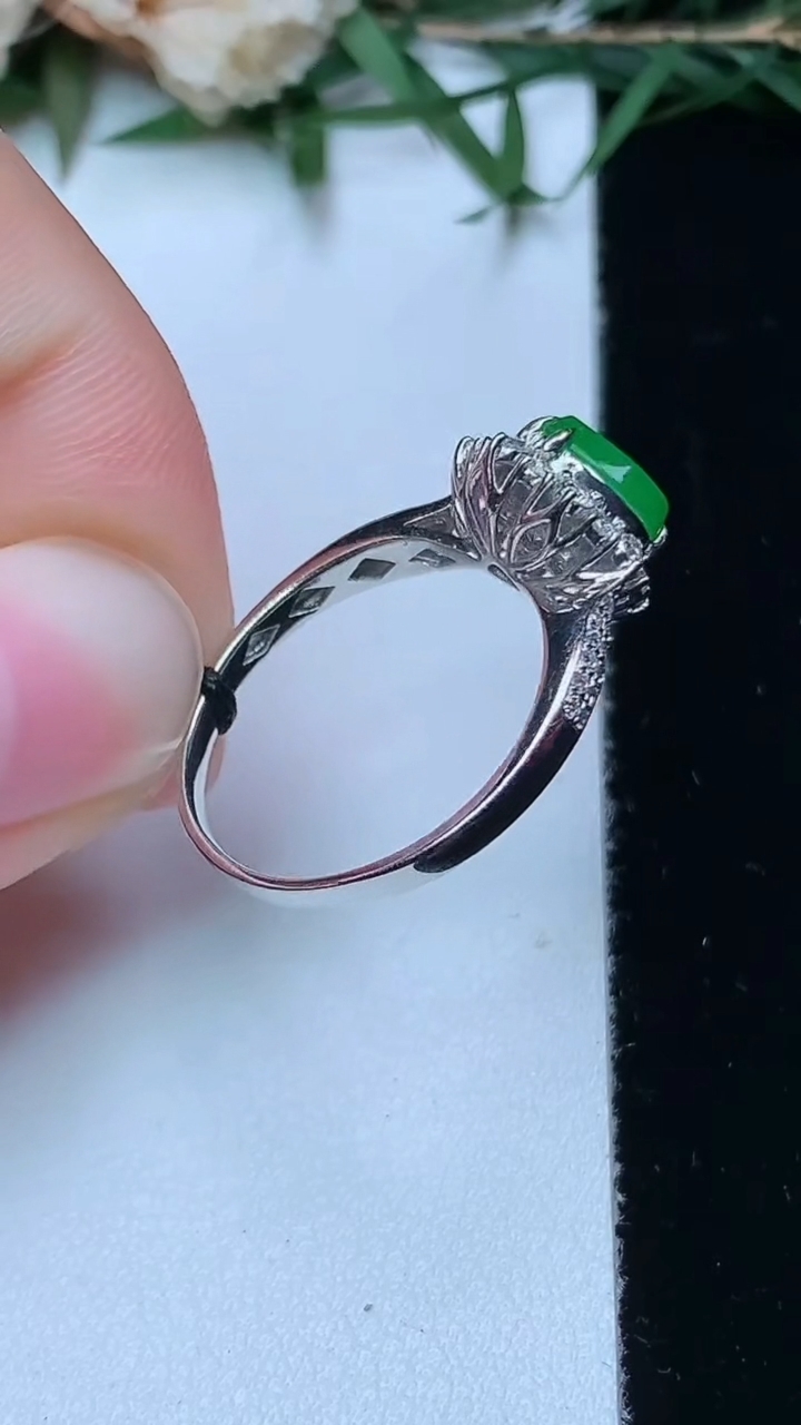 天然A货翡翠水滴戒指，尺寸17-7.4-8，重量:2.55g2026年4月13日
工厂直销收藏佳品,种好水足，色泽均匀，有种有色，上手高大气！