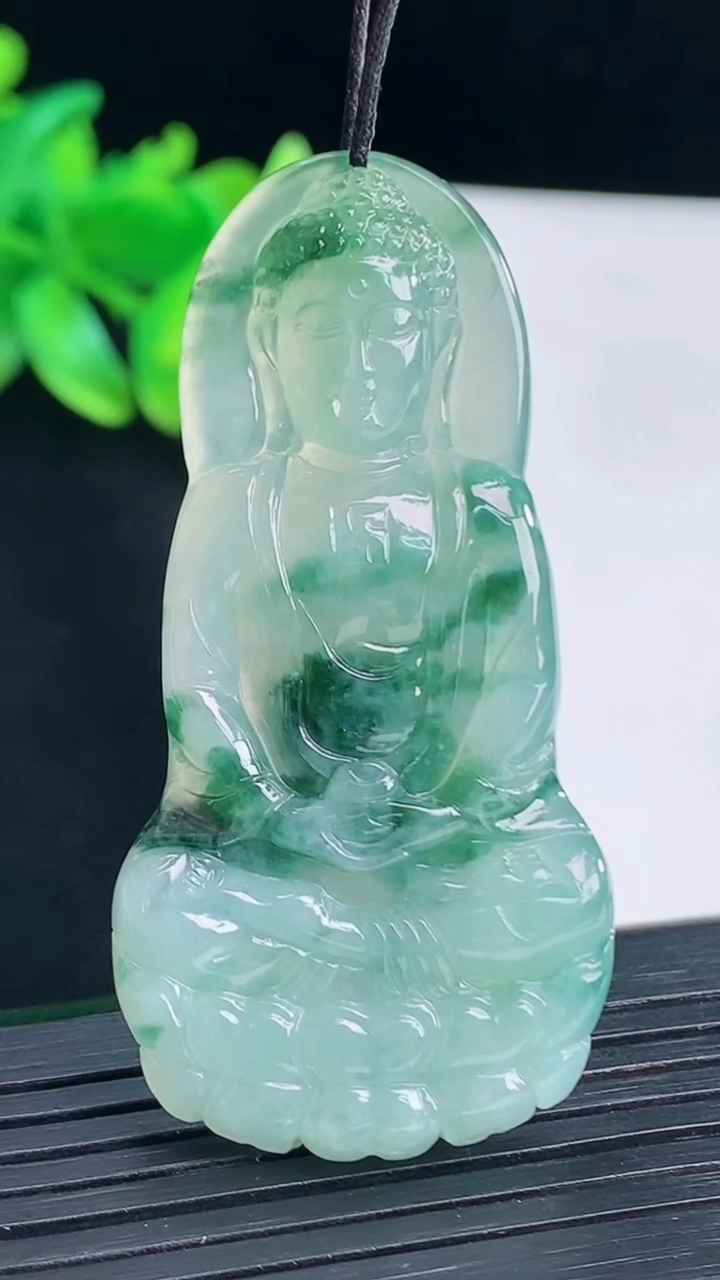 天然A货翡翠飘花大日如来佛吊坠，尺寸54-27.5-5.5重量:16.38g
4月13日