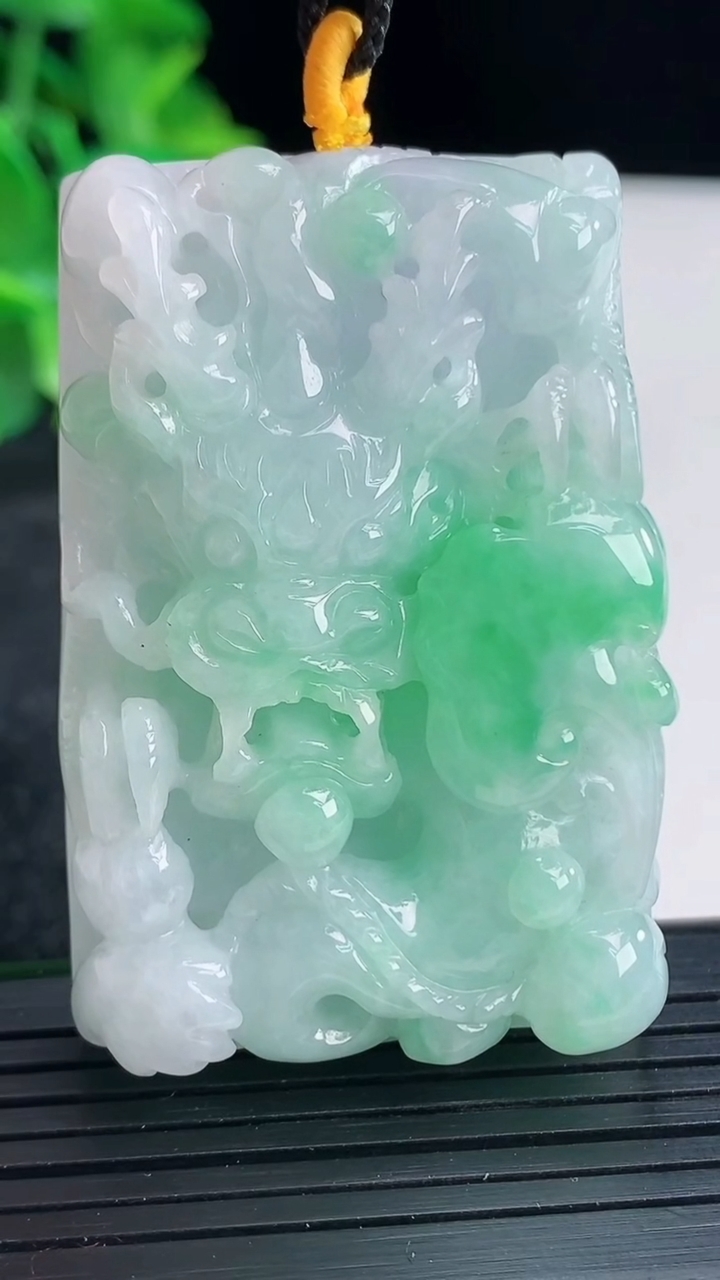 天然A货翡翠龙牌吊坠尺寸52.5-34.7-12.2重量:60.29g
4月13日