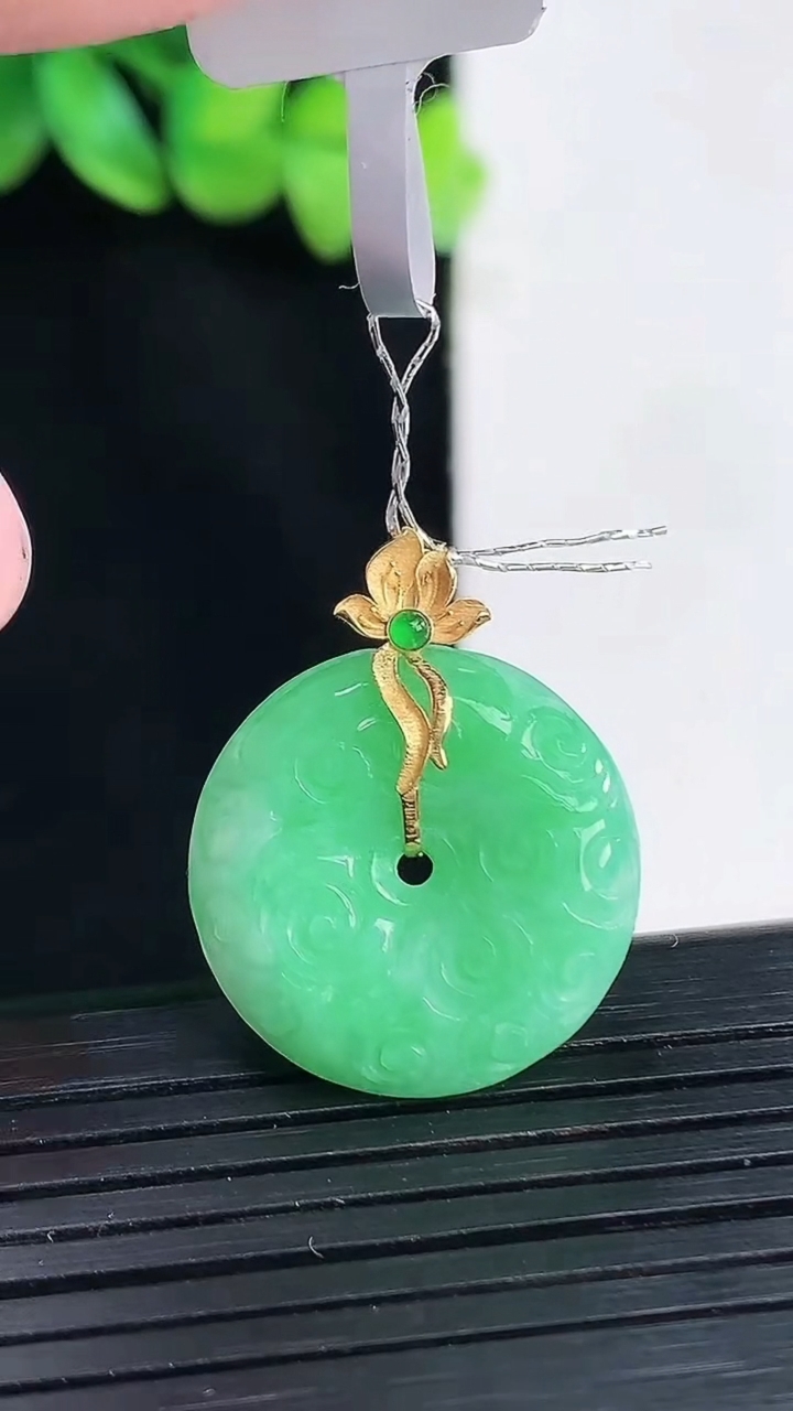 天然A货翡翠18k金仿古平安扣吊坠，尺寸21-6重量:5.06g
4月13日