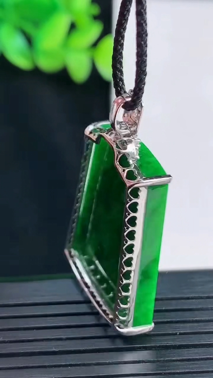 天然A货翡翠无事牌吊坠，尺寸38-24-6.8，裸石29-23.5重量:8.22g
4月13日