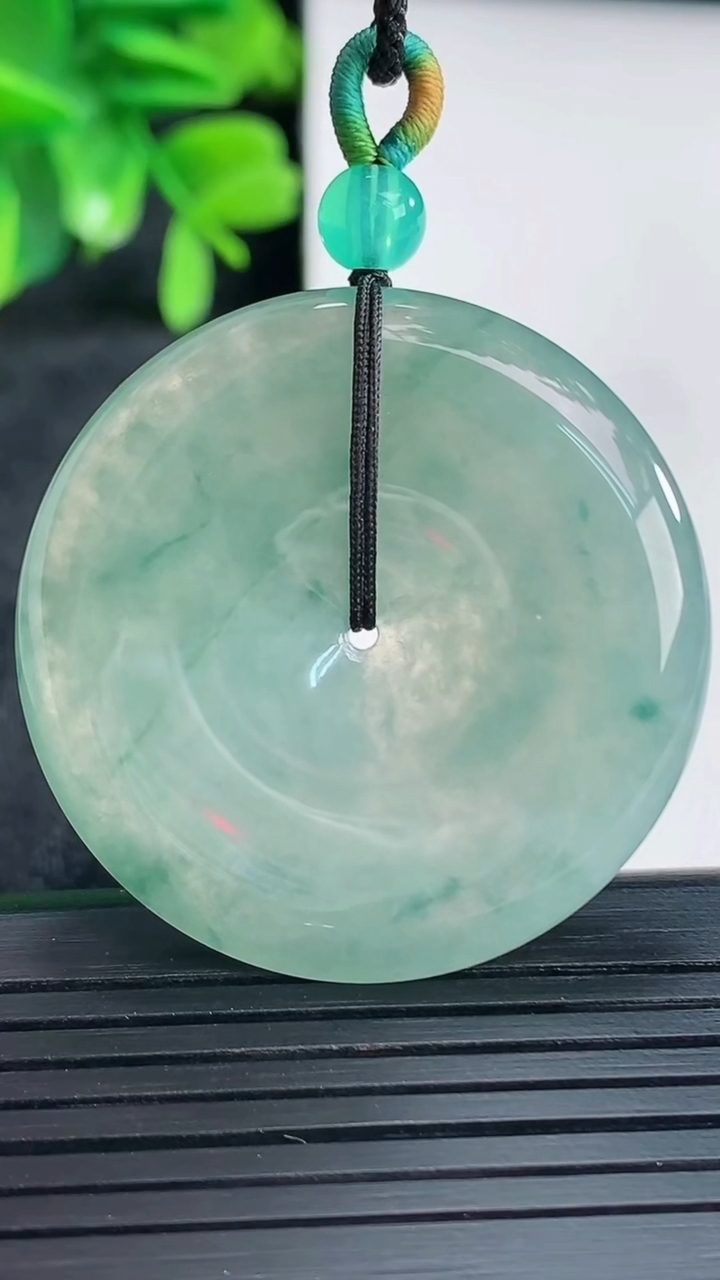 天然A货翡翠飘花平安扣吊坠尺寸37.1-5.4重量:16.82g
4月13日