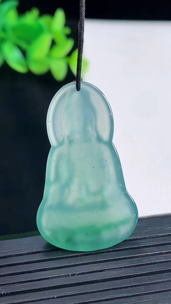 天然A货翡翠冰种蓝水素衣观音吊坠，尺寸39.5-24-4.5重量:7.52g
4月13日