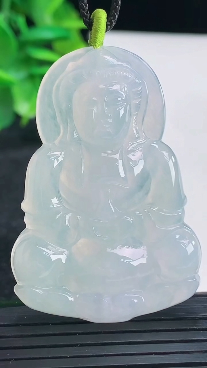 天然A货翡翠观音菩萨吊坠尺寸49.1-34重量:15.41g
4月13日