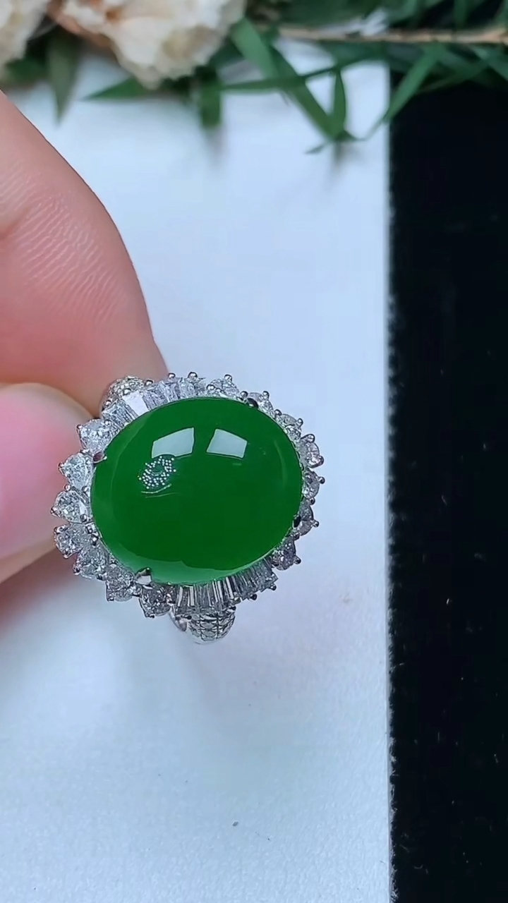 天然A货翡翠蛋面戒指，尺寸16.7-13.4-11.3，重量:4.46g2026年4月13日
工厂直销收藏佳品,种好水足，色泽均匀，有种有色，上手高大气！