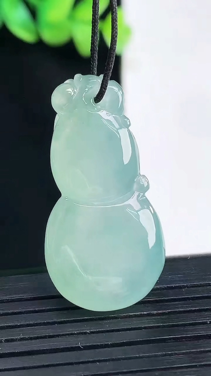 天然A货翡翠葫芦吊坠，尺寸36-18.5-7重量:8.8g
4月13日
