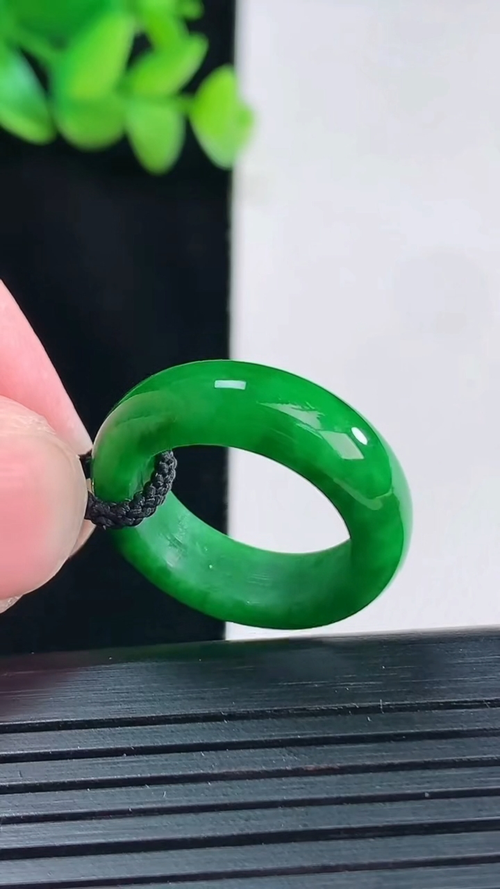 天然A货翡翠素面玉指环 戒指，尺寸17.2-7-4重量:4.97g2026年4月13日
工厂直销收藏佳品,种好水足，色泽均匀，有种有色，上手高大气！
