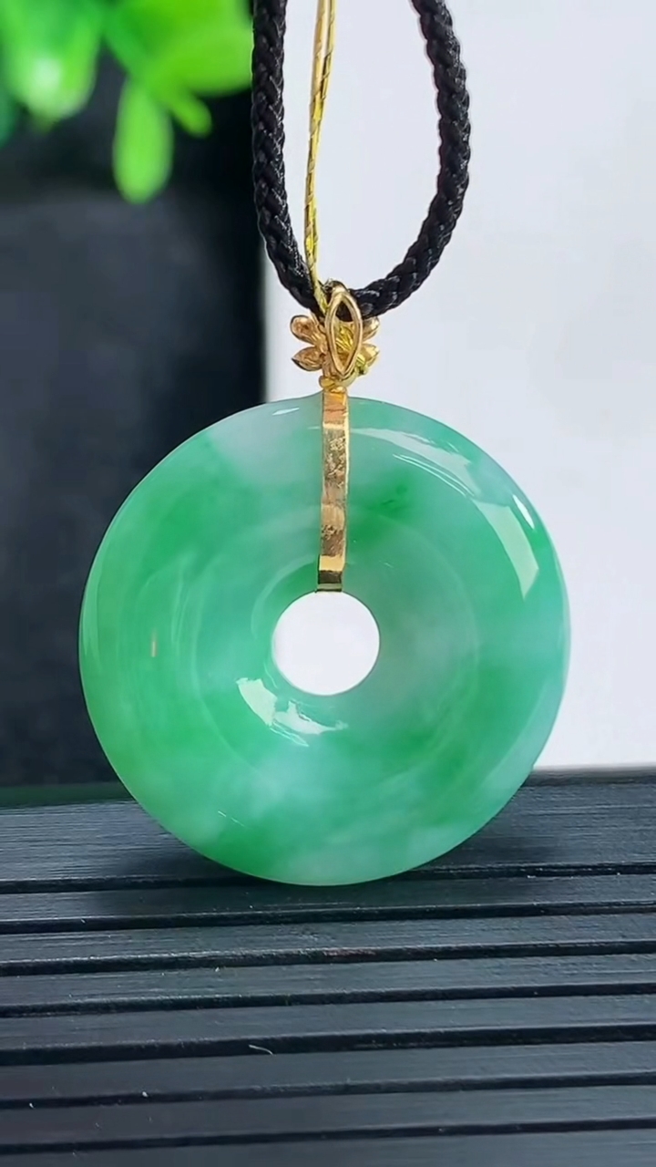 天然A货翡翠平安环吊坠尺寸24.4-4.5重量:6.09g
4月13日