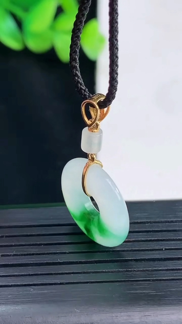 天然A货翡翠子母平安环吊坠，尺寸18-3.8重量:2.81g
4月13日