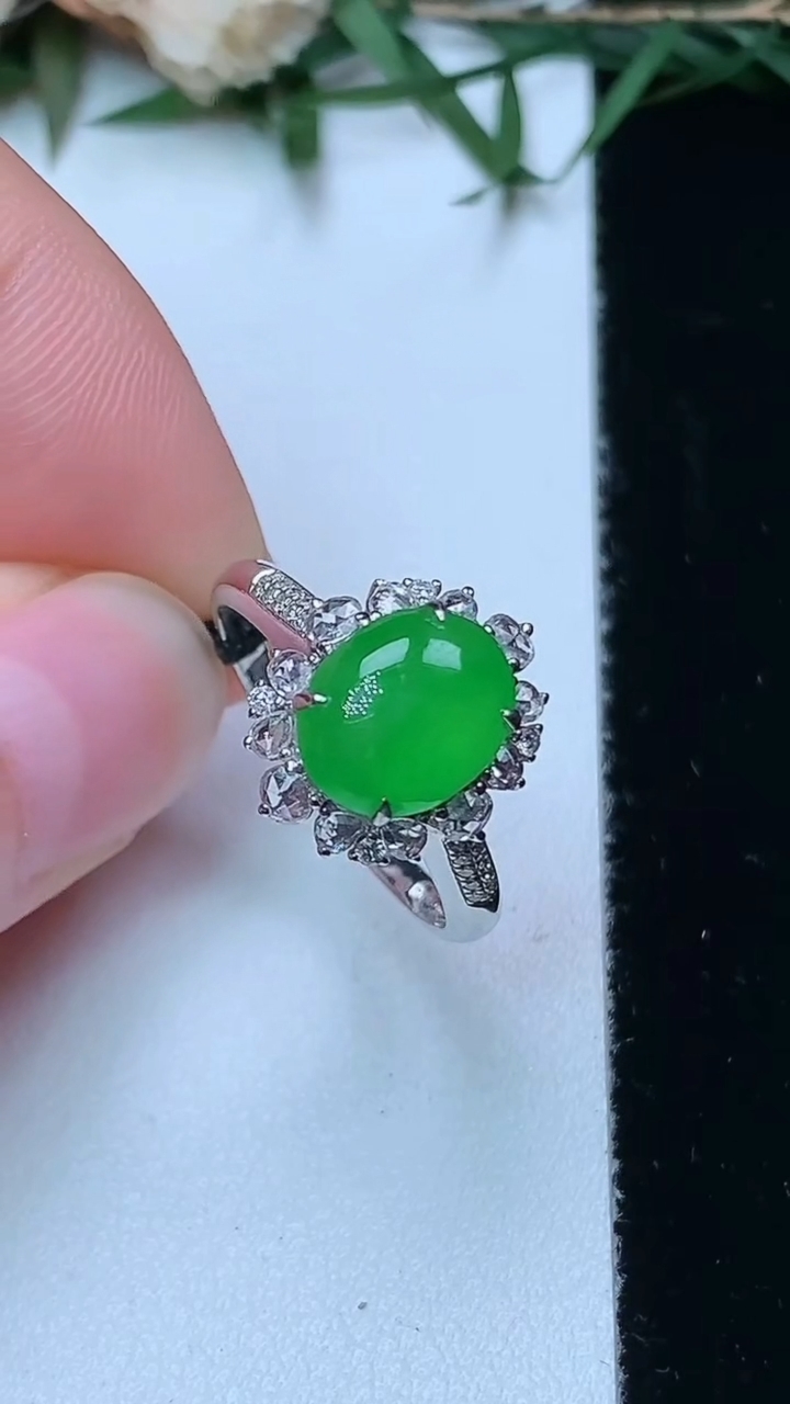 天然A货翡翠蛋面戒指，尺寸17.2-9-7.3，重量:3.02g2026年4月13日
工厂直销收藏佳品,种好水足，色泽均匀，有种有色，上手高大气！