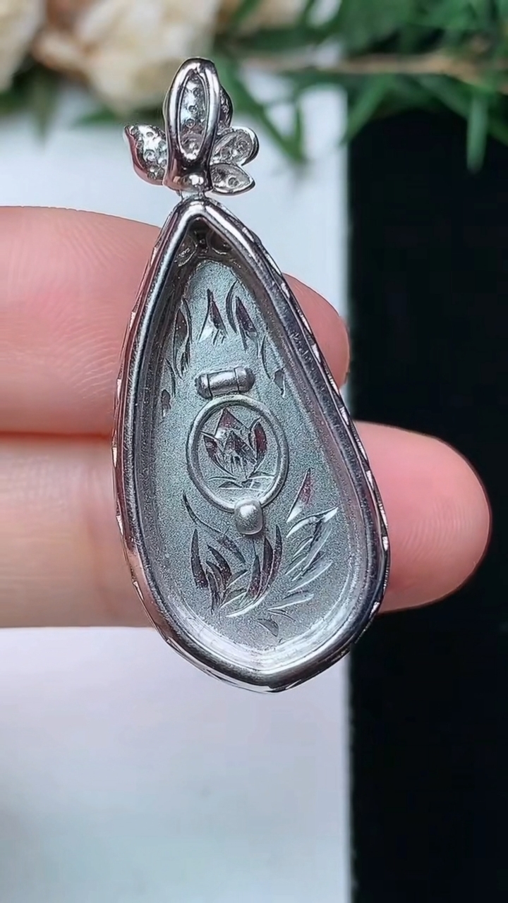 天然A货翡翠福豆吊坠，尺寸35.2-14.5-9.3，裸石23.4-11.4，重量:4.81g
4月13日，重量:4.81g