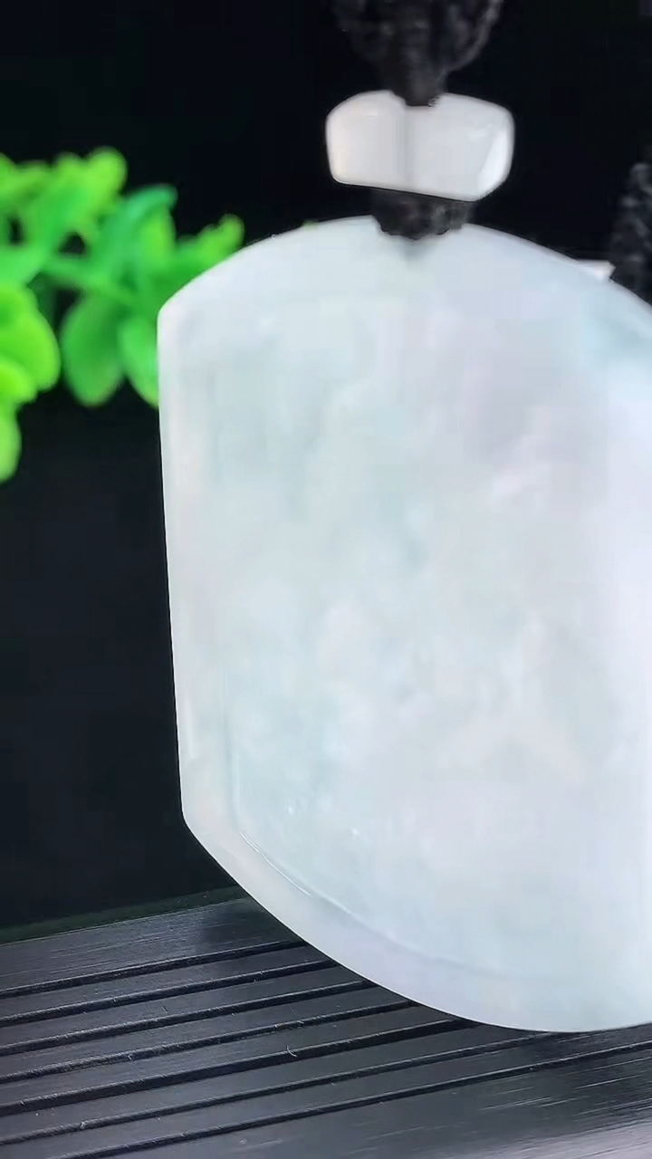 天然A货翡翠牌吊坠，尺寸57-42.5-4.5重量:32.97g
4月13日