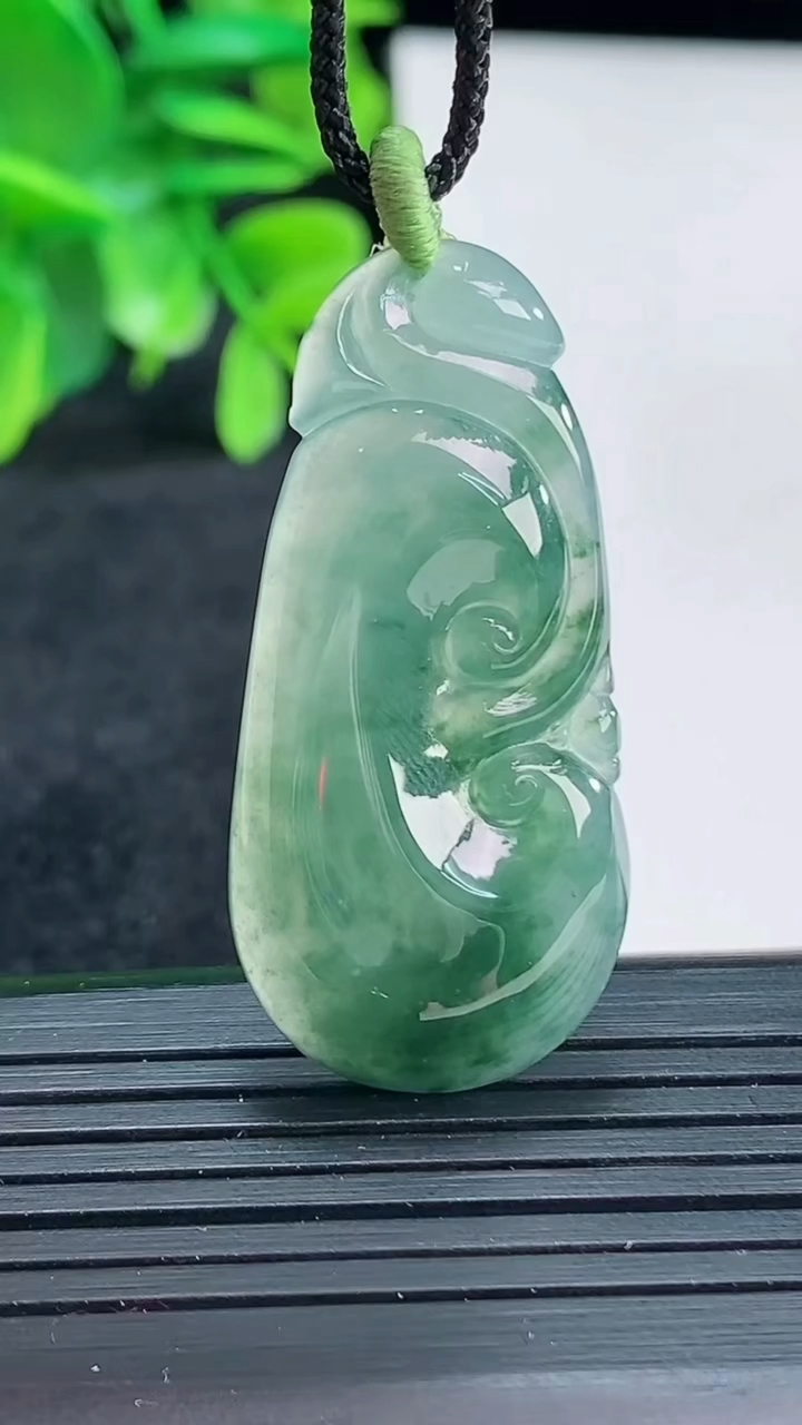 天然A货翡翠飘花如意吊坠尺寸40.5-19.1-4.5重量:6.44g
4月13日