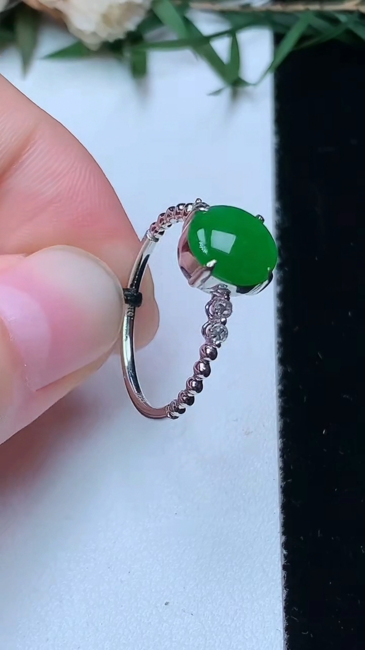 天然A货翡翠蛋面戒指，尺寸16.9-8-7.5，重量:2.01g2026年4月13日
工厂直销收藏佳品,种好水足，色泽均匀，有种有色，上手高大气！