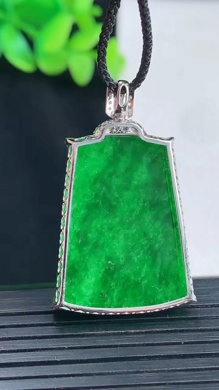 天然A货翡翠无事牌吊坠，尺寸38-24-6.8，裸石29-23.5重量:8.22g
4月13日