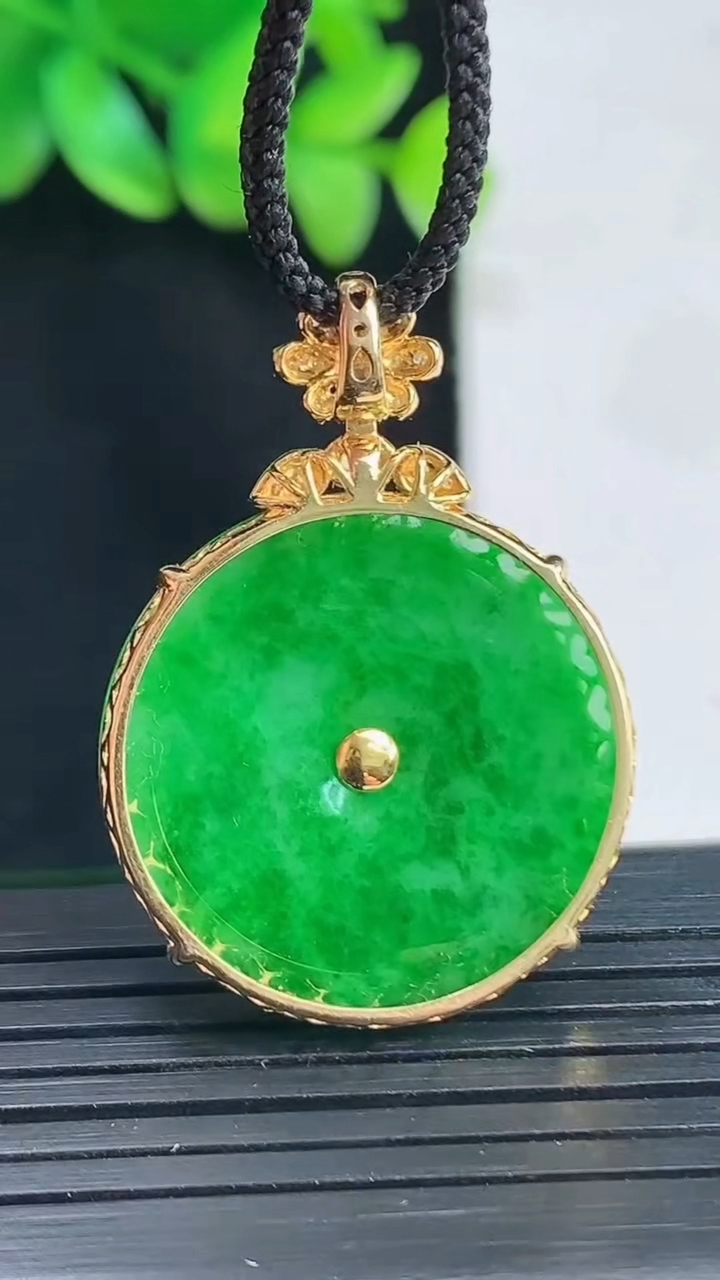 天然A货翡翠平安扣吊坠，尺寸35.5-25-6，裸石25.5重量:6.95g
4月13日