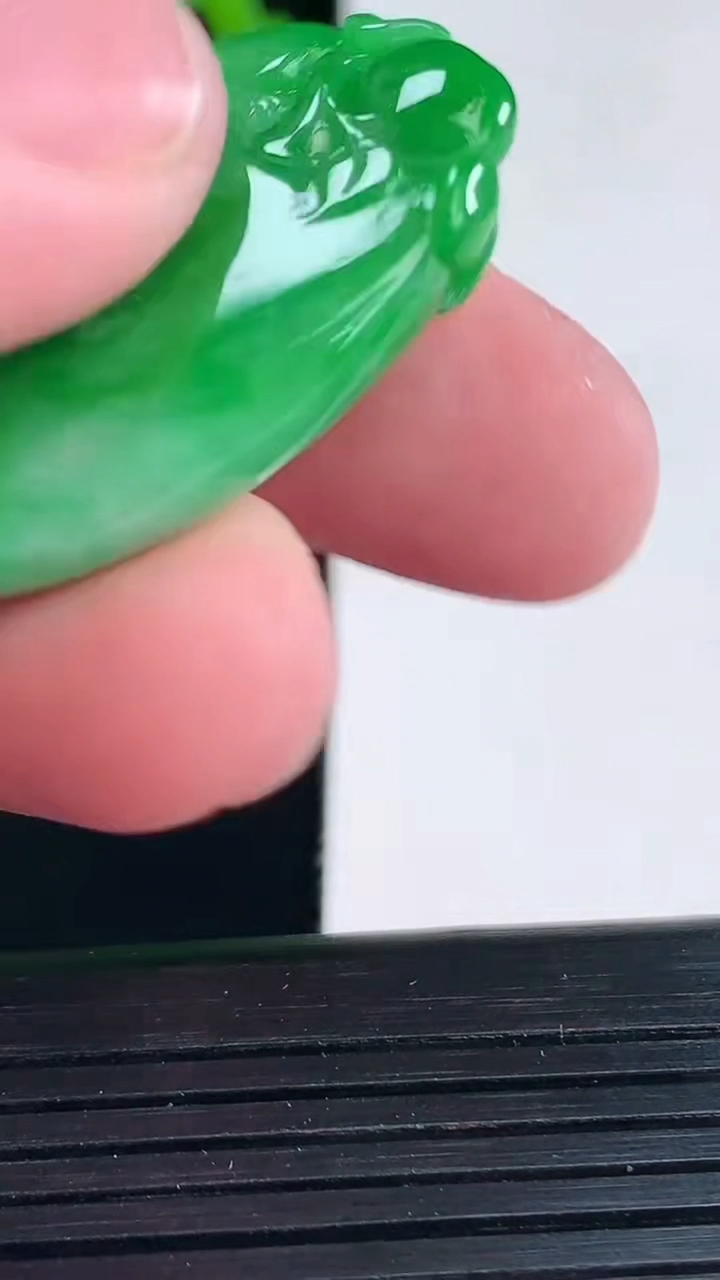 天然A货翡翠寿桃吊坠，尺寸36.5-21-9重量:13.59g
4月13日