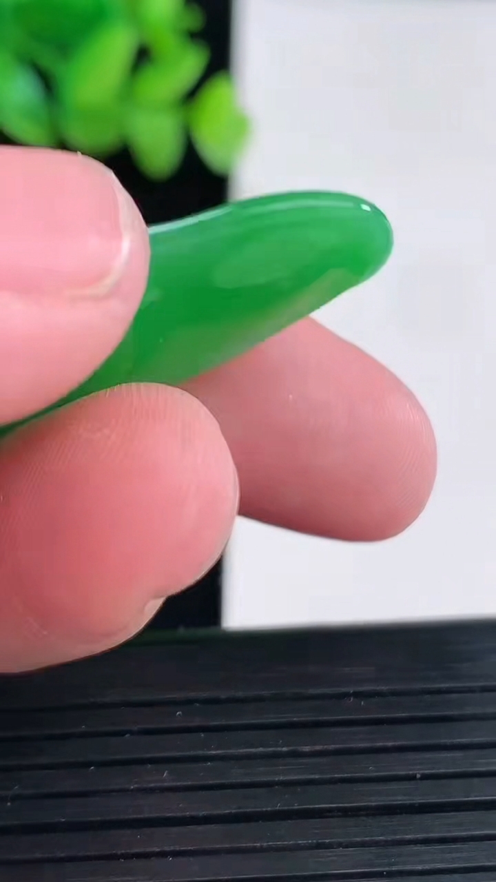 天然A货翡翠满满福豆吊坠，尺寸42-17-6.8重量:7.87g
4月13日