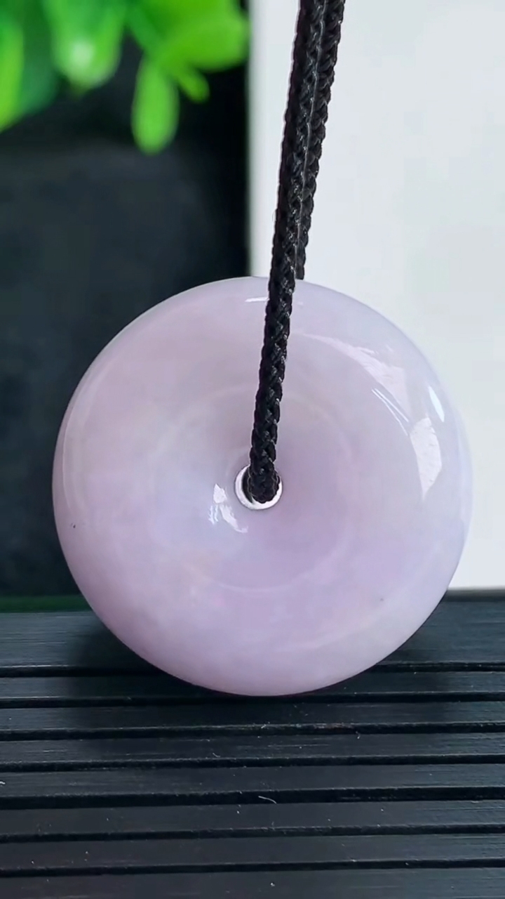 天然A货翡翠紫罗兰平安扣吊坠尺寸26.5-11.4重量:17.19g
4月13日