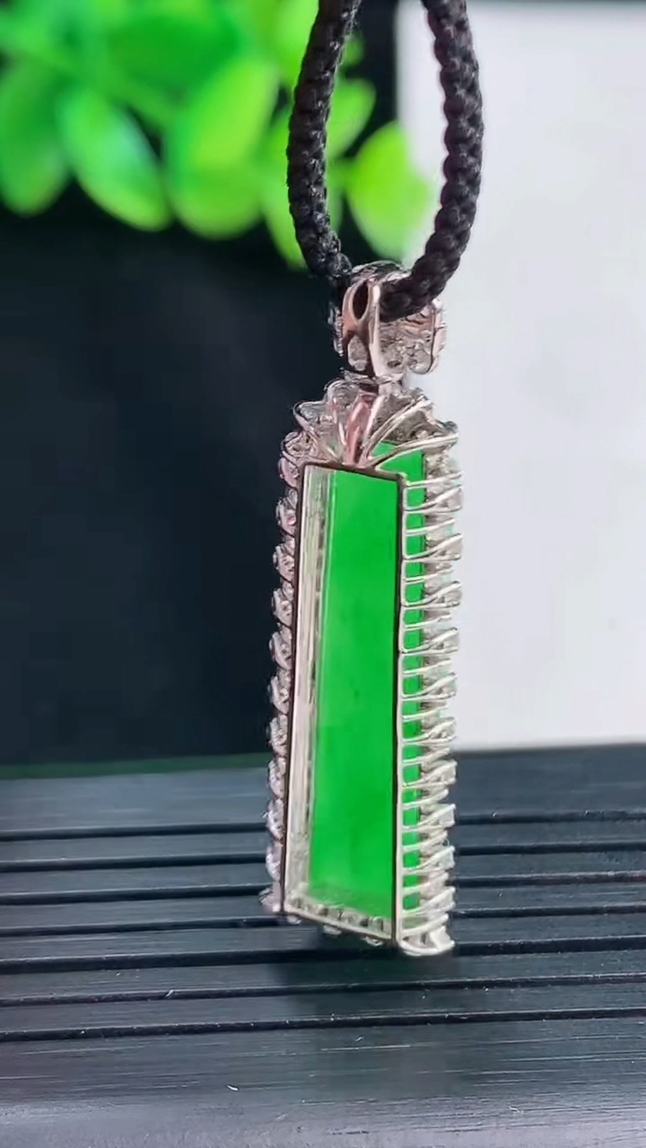 天然A货翡翠无事牌吊坠，尺寸39-11.5-6.5，裸石28-7重量:3.64g
4月13日