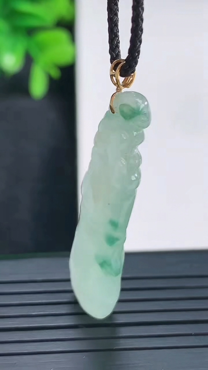 天然A货翡翠18K金飘花节节高升 竹节吊坠尺寸42.1-11.9-5.4重量:5.61g
4月13日