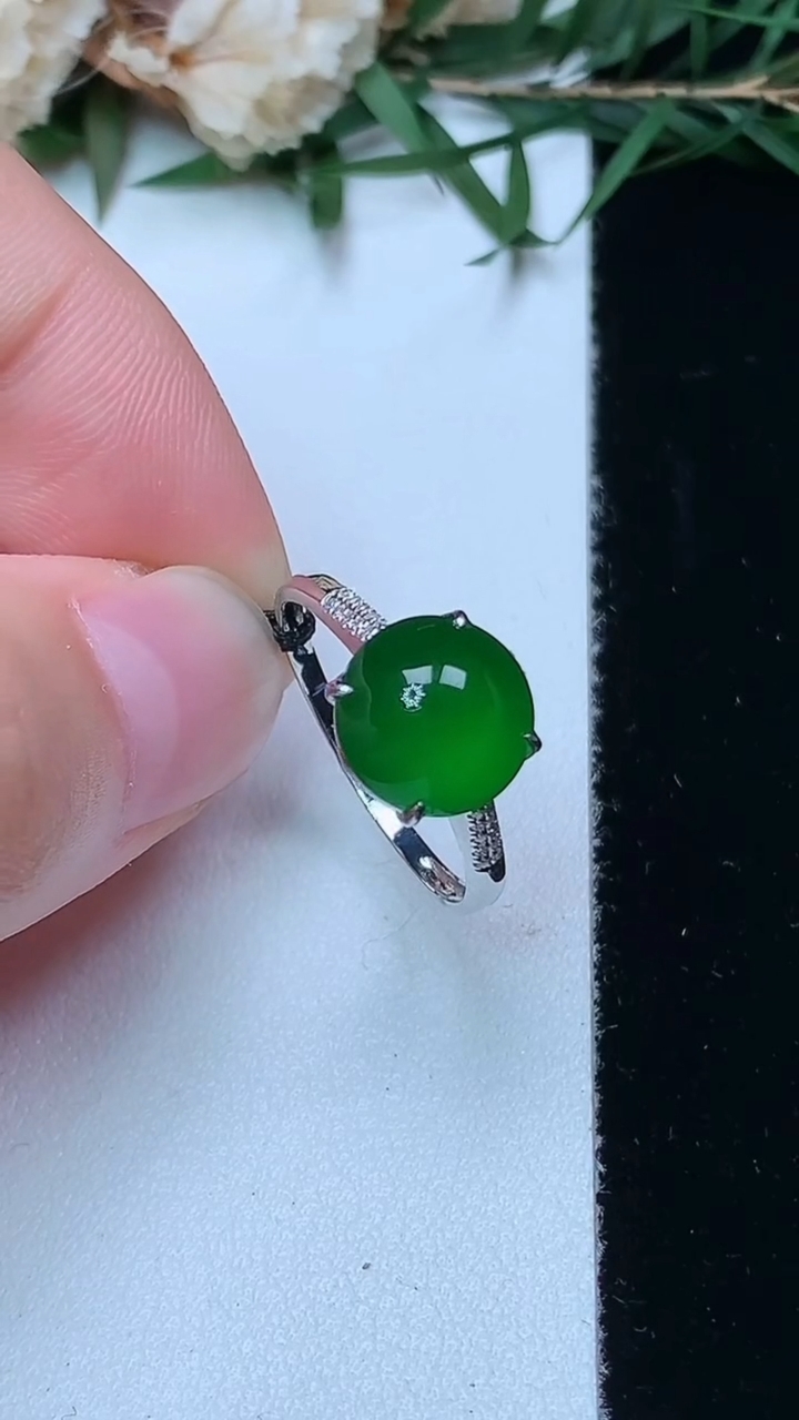 天然A货翡翠蛋面戒指，尺寸17-9，重量:1.56g2026年4月13日
工厂直销收藏佳品,种好水足，色泽均匀，有种有色，上手高大气！