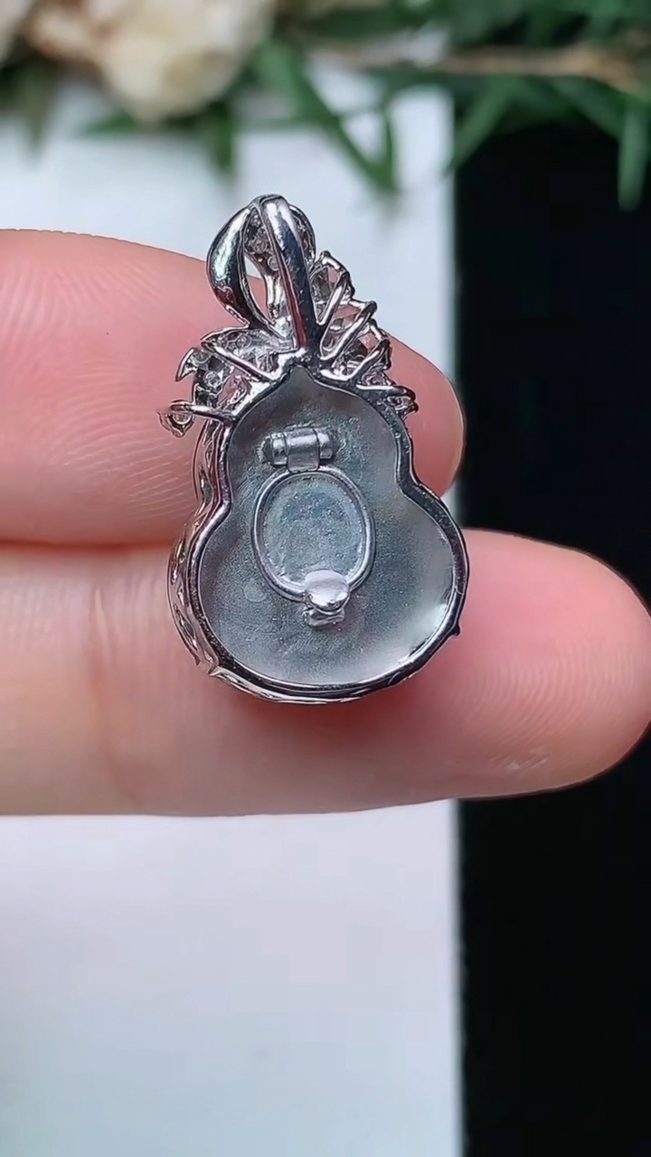 天然A货翡翠葫芦吊坠，尺寸14.5-12-7.3，重量:2.70g
4月13日