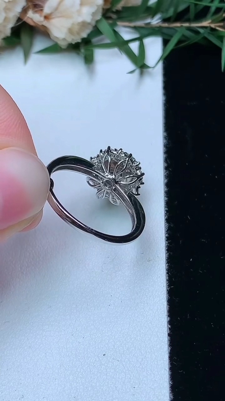 天然A货翡翠蛋面戒指，尺寸17-7.5-7，重量:2.96g2026年4月13日
工厂直销收藏佳品,种好水足，色泽均匀，有种有色，上手高大气！