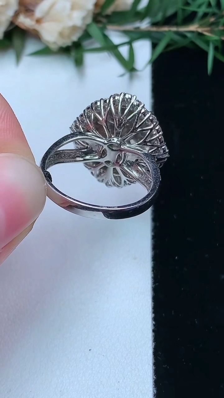 天然A货翡翠蛋面戒指，尺寸17.3-14-13，重量:6.24g2026年4月13日
工厂直销收藏佳品,种好水足，色泽均匀，有种有色，上手高大气！