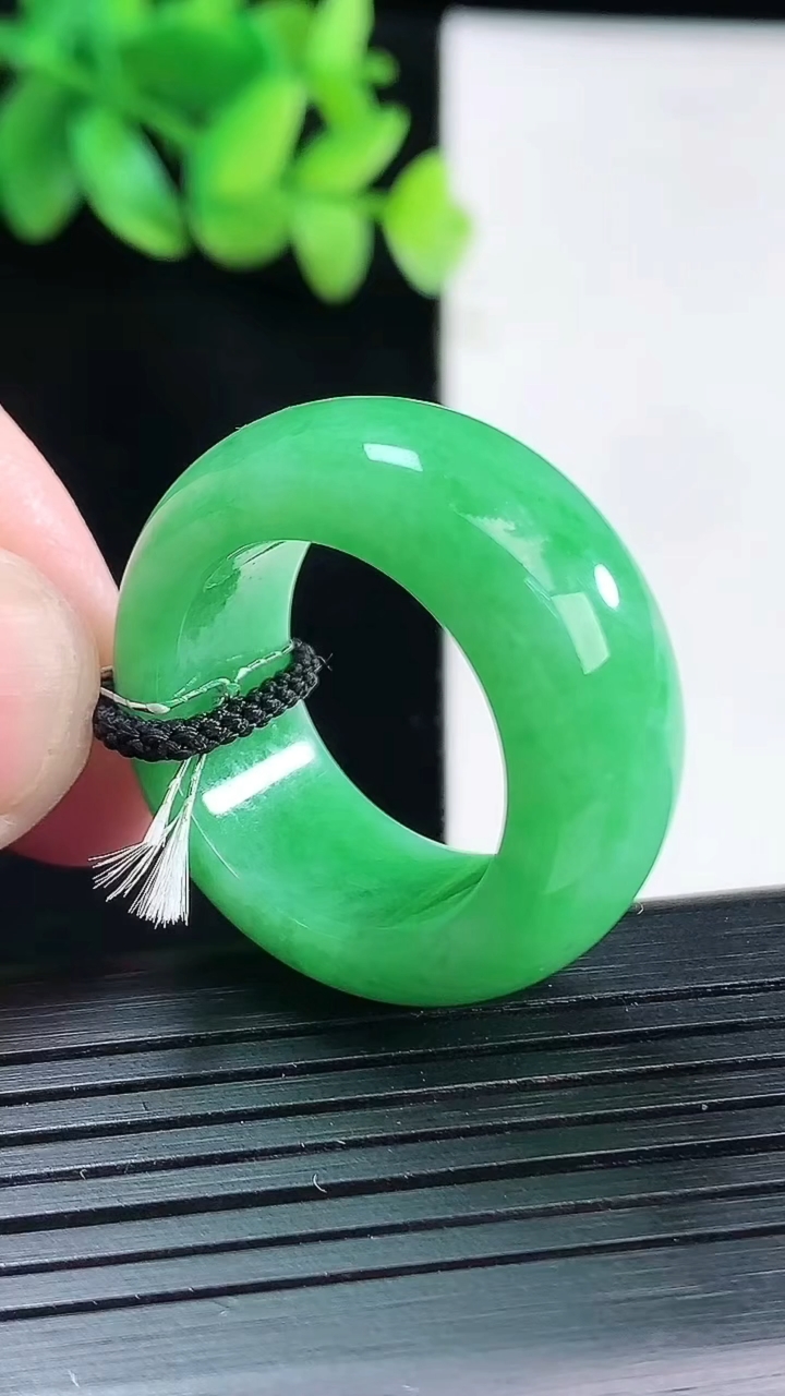 天然A货翡翠素面玉指环扳指，尺寸20.3-11.6-5.8重量:14.79g2026年4月13日
工