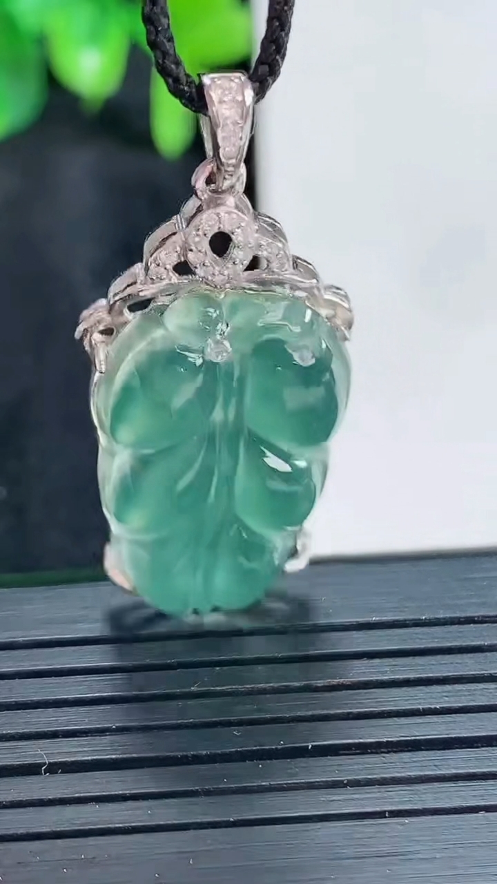 天然A货翡翠925银蓝水金枝玉叶 叶子吊坠尺寸34-17-7.3重:2.65g99
4月13日