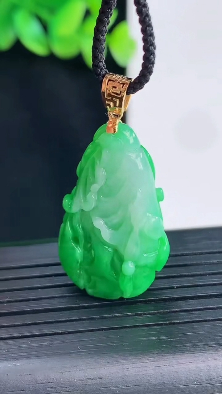 天然A货翡翠白菜吊坠，尺寸30-18.5-10重量:8.25g
4月13日