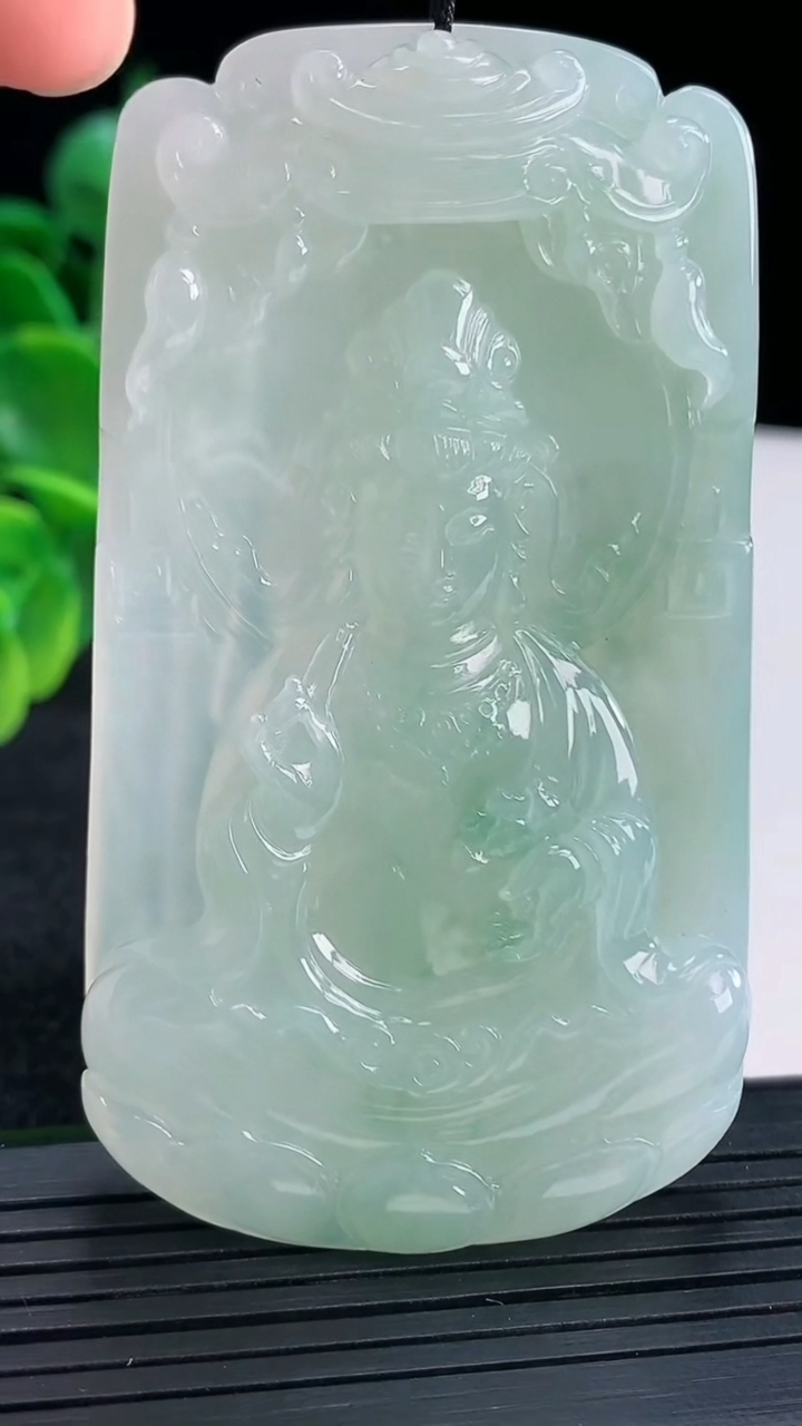 天然A货翡翠度母观音吊坠尺寸76-43.1-10.8重量:66.80g
4月13日