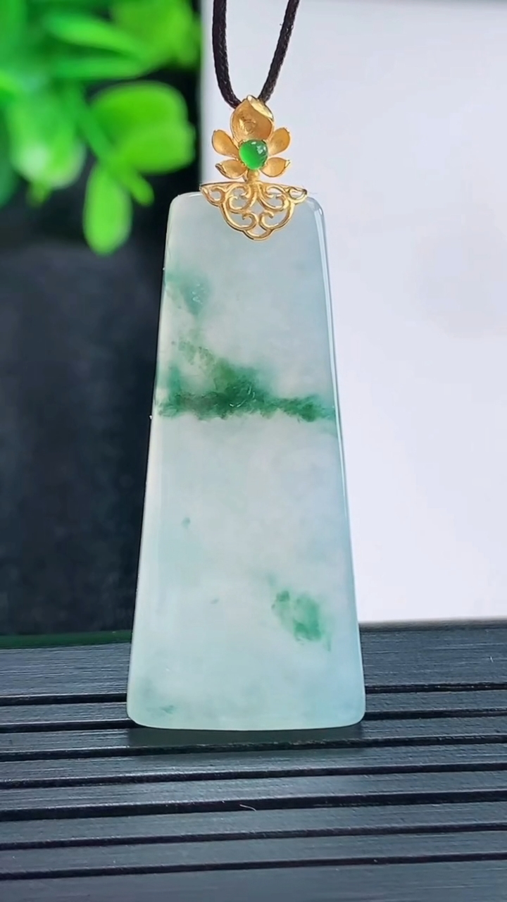 天然A货翡翠18K金飘花无事牌吊坠尺寸43.8-16.4-3.8重量:6.79g
4月13日