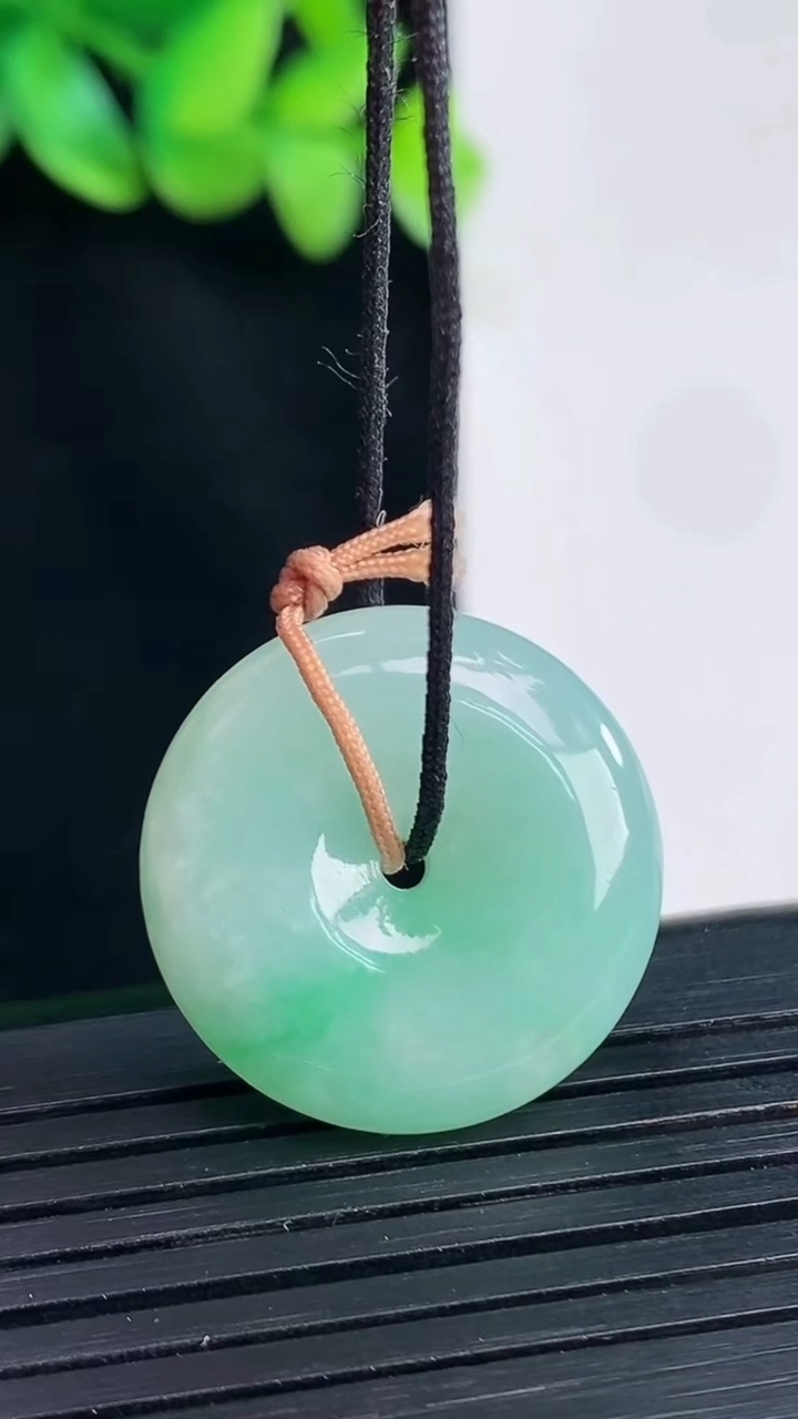 天然A货翡翠平安扣吊坠，尺寸23-6重量:6.62g
4月13日