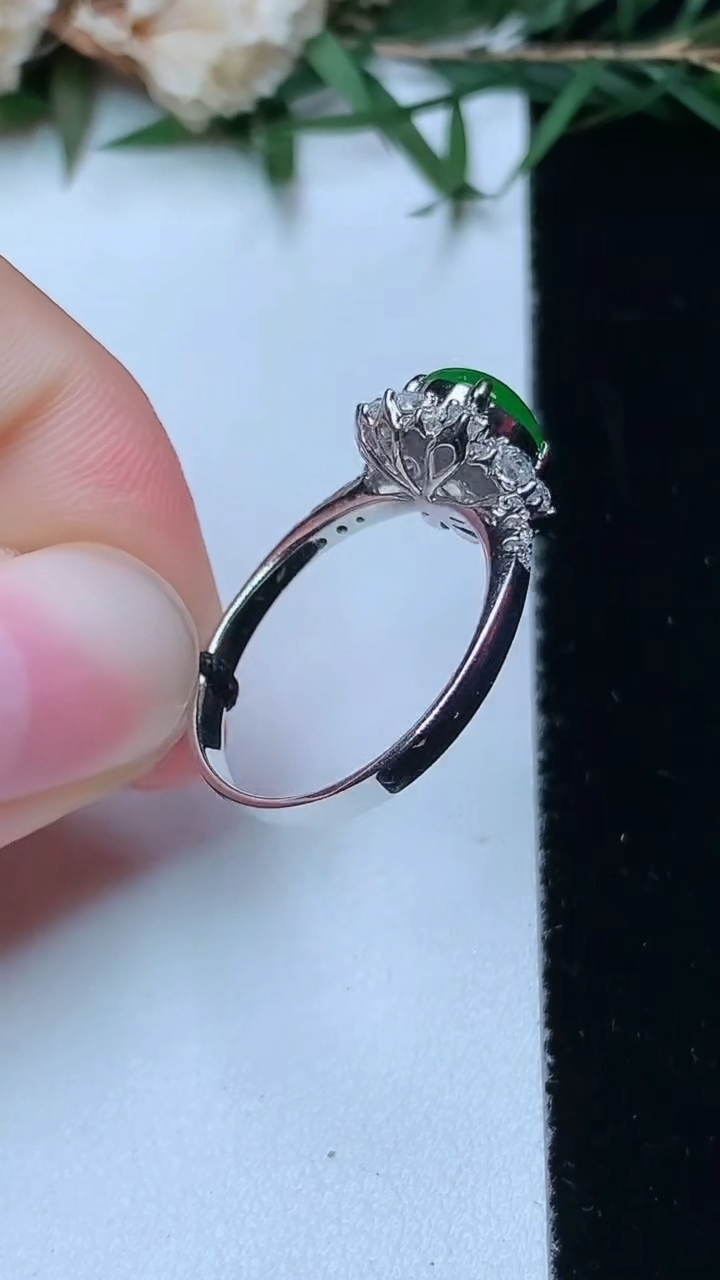 天然A货翡翠蛋面戒指，尺寸17.2-7.3-6.6，重量:2.67g2026年4月13日
工厂直销收藏佳品,种好水足，色泽均匀，有种有色，上手高大气！