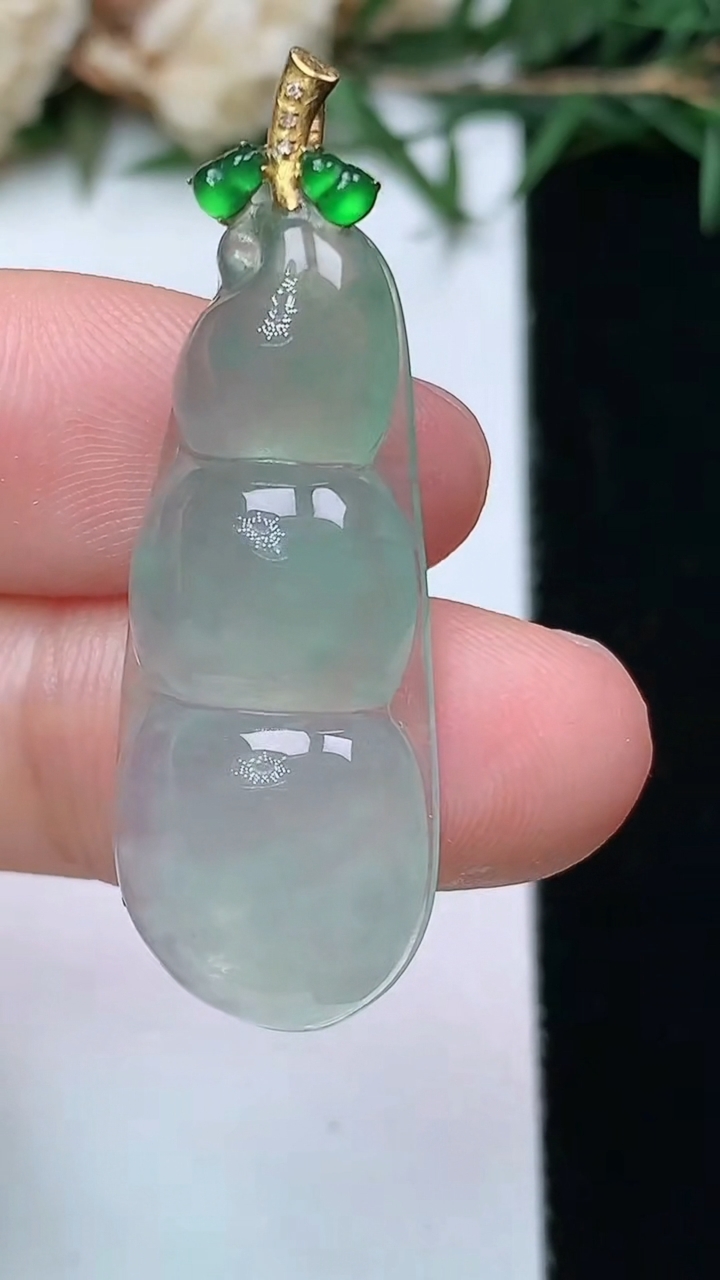 天然A货翡翠福豆吊坠，尺寸32-13.2-5.8，重量:4.76g
4月13日