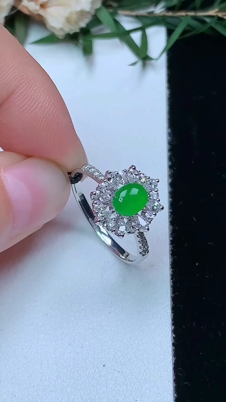 天然A货翡翠蛋面戒指，尺寸17.3-5.7-4.5，重量:2.18g2026年4月13日
工厂直销收