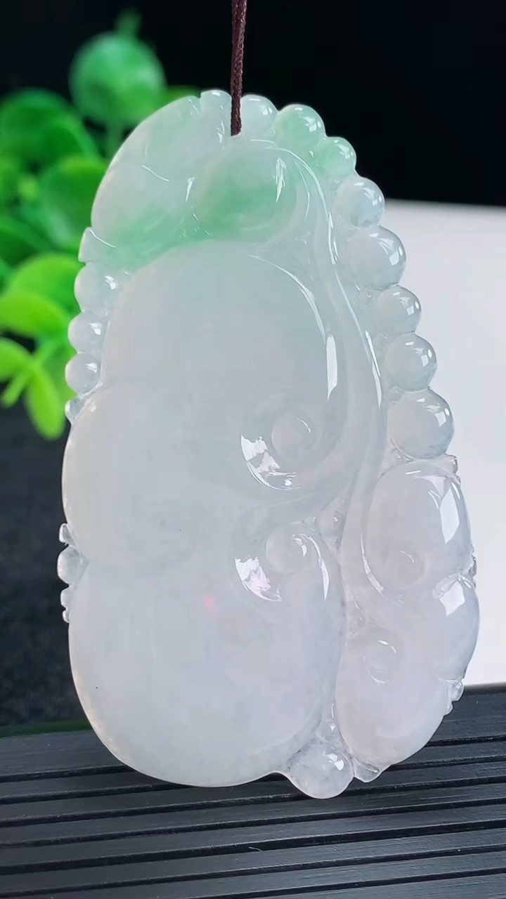 天然A货翡翠如意吊坠尺寸65.6-37.6-3.8重量:21.34g
4月13日