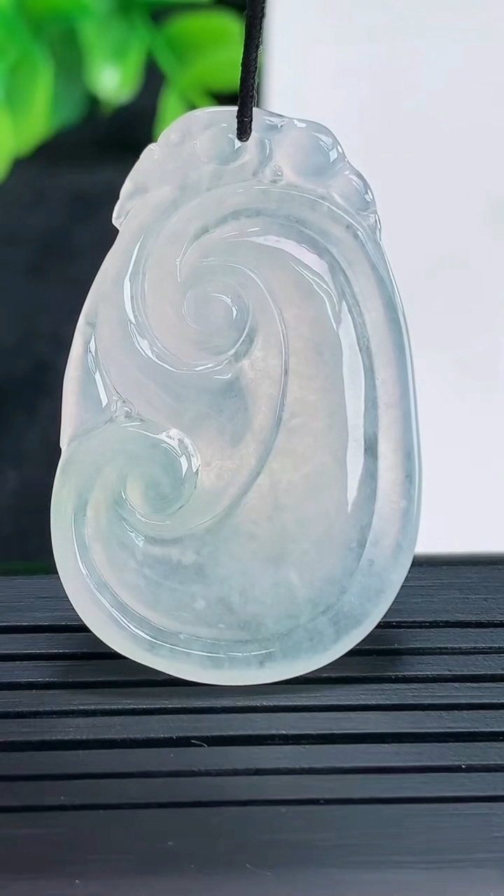 天然A货翡翠如意吊坠尺寸40.6-26-3.2重量:6.87g
4月13日