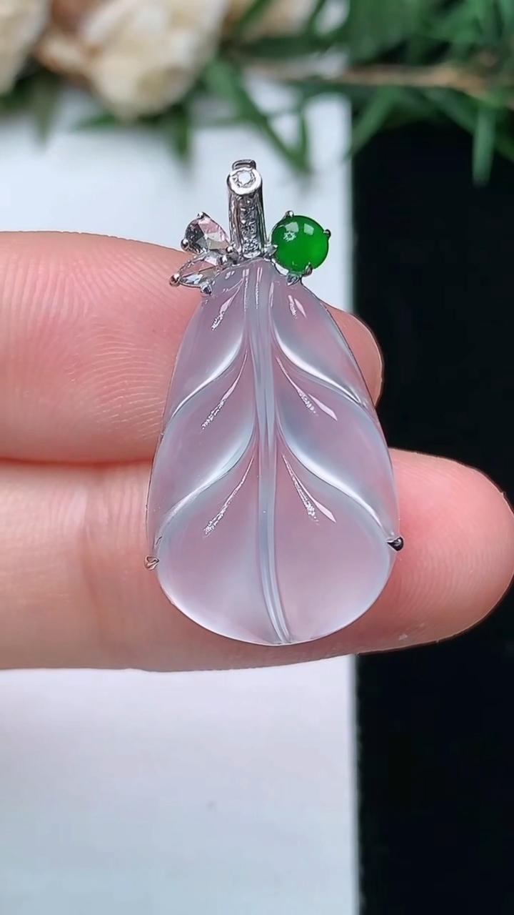 天然A货翡翠白冰金枝玉叶 叶子吊坠，尺寸20.8-13.8-6.4，重量:2.60g
4月13日