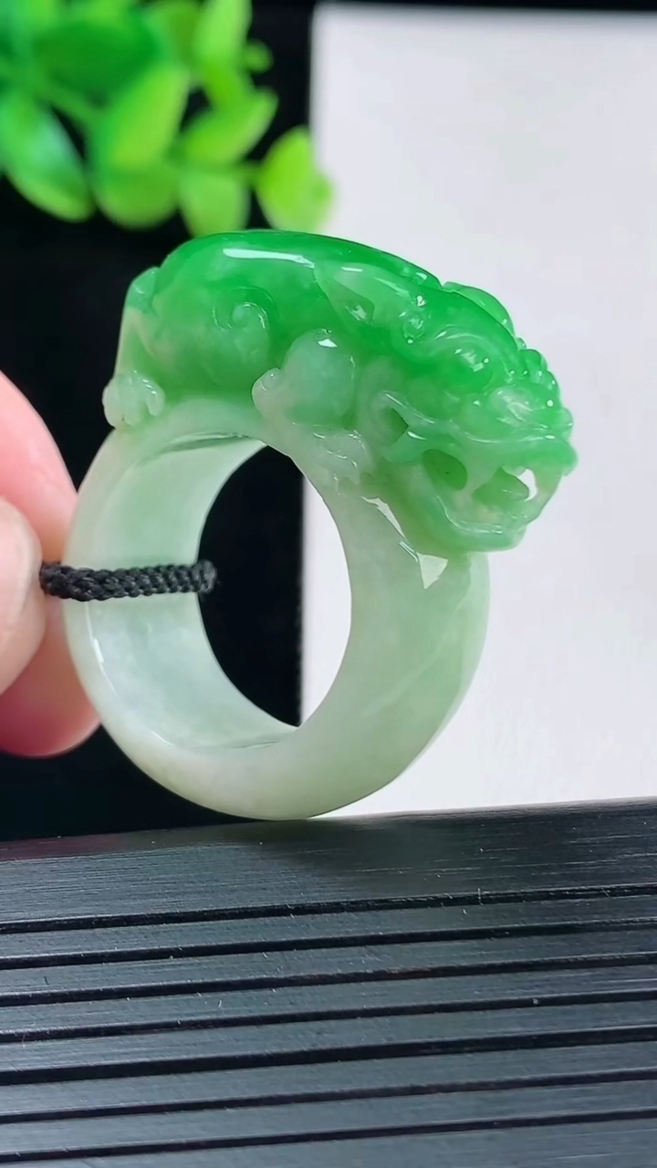 天然A货翡翠貔貅玉扳指，尺寸20.2-12-14重量:21.22g
4月13日
